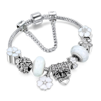 Silberarmband mit weißen Blumen- und Herzanhängern, Damen-Schmuck, Geschenkideen.