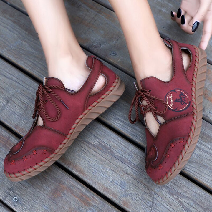 Rote Damen-Ledersandalen mit Schnürung, rutschfeste Sohle, bequem, modisch, auf Holzdeck.