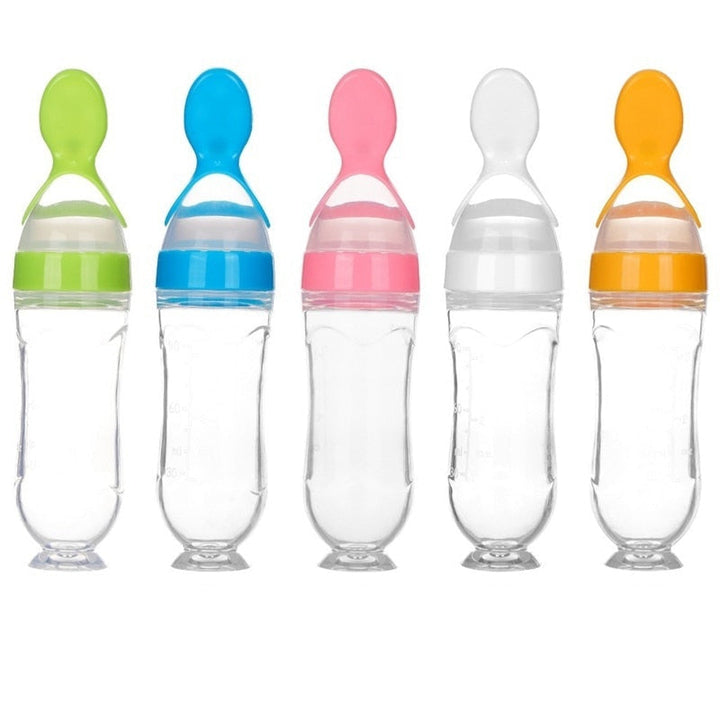 Fünf Babyflaschen mit Löffelaufsatz in Grün, Blau, Rosa, Weiß und Orange, BPA-frei.