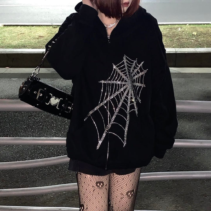 Schwarzer Hoodie mit Spinnennetz-Design, Damenmode, Streetwear, Nachtaufnahme.