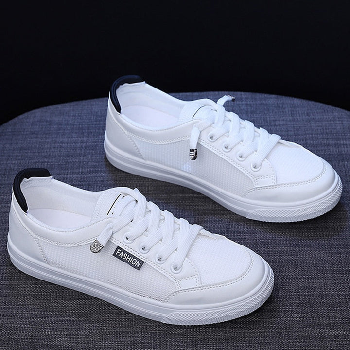 Weiße Sneaker aus Leder mit Schnürsenkeln, modisches Design, Unisex-Sportschuhe.
