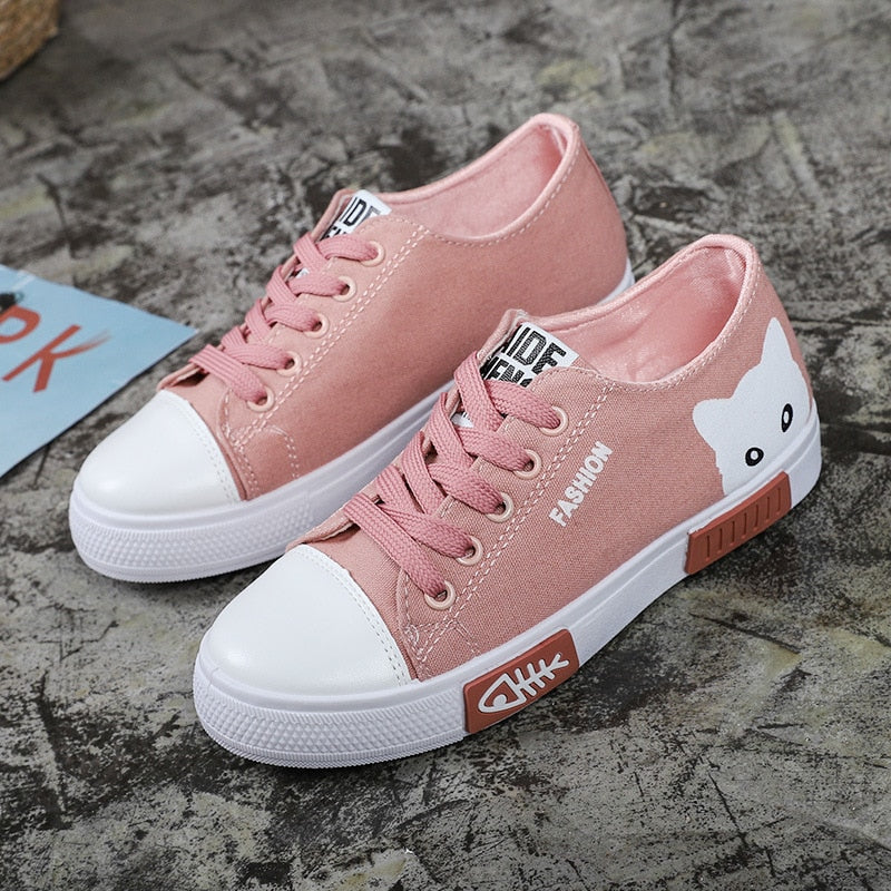 Rosa Sneaker mit Katzenmotiv, weißer Kappe und Gummisohle, modische Freizeitschuhe für Damen.