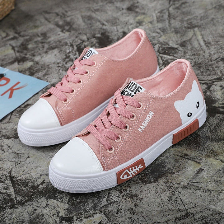 Rosa Sneaker mit Katzenmotiv, weißer Kappe und Gummisohle, modische Freizeitschuhe für Damen.