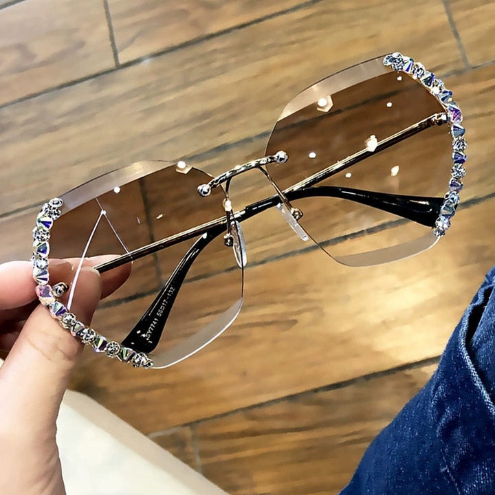 Luxuriöse Sonnenbrille mit Strass, übergroß, braune Gläser, modisches Accessoire.