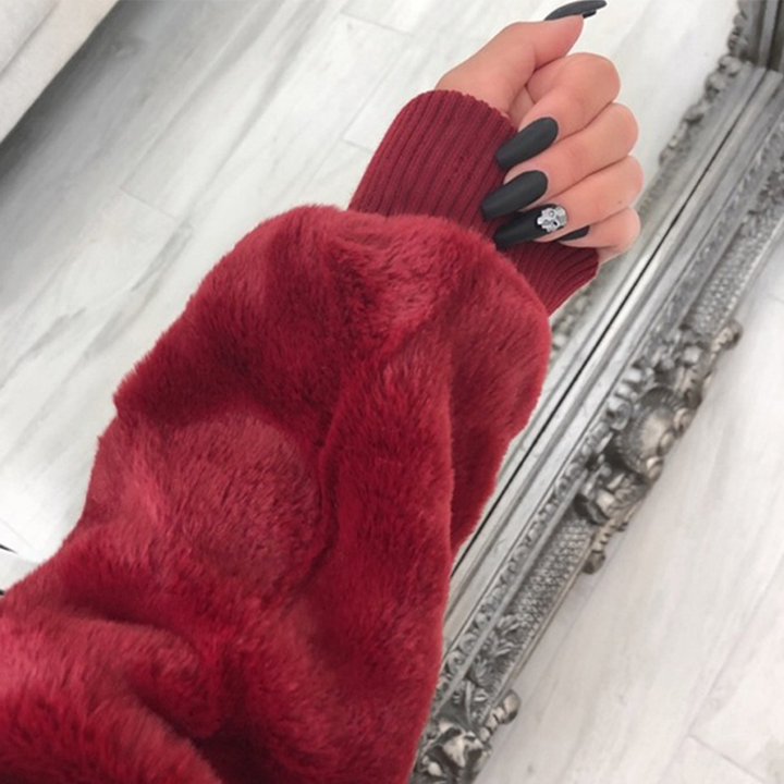 Roter Kunstpelzmantel, Damenmode, weiches Material, elegantes Design, Winterbekleidung.