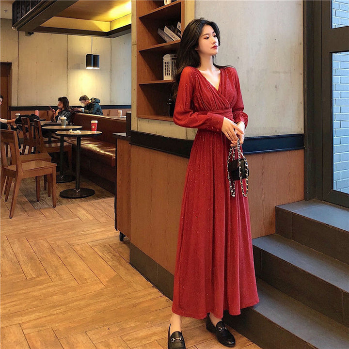Frau in langem rotem Kleid in Café, elegante Abendmode, modisches Design, Freizeitkleidung.
