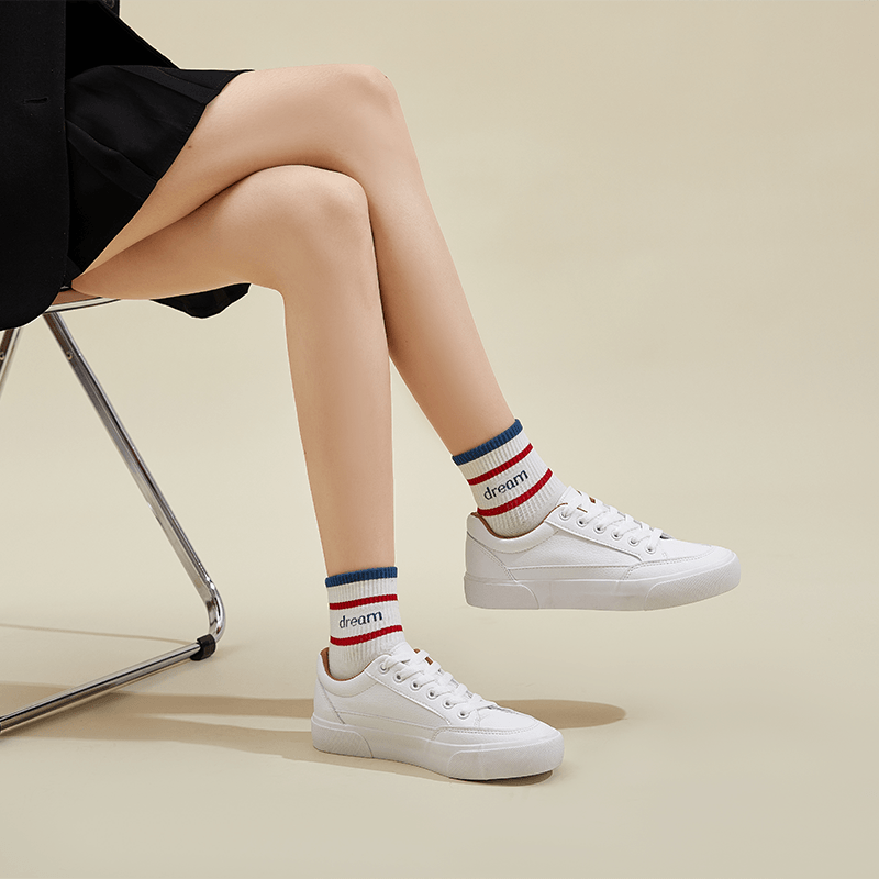 Weiße Sneaker Damen, minimalistisches Design, bequeme Freizeitschuhe, modische Sportschuhe.