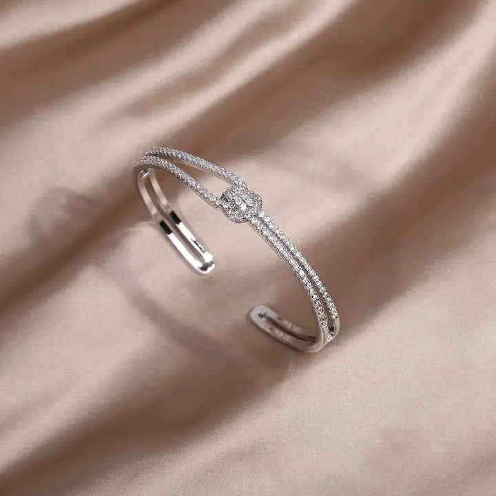 Silbernes Armreif mit Zirkonia, elegantes Schmuckstück, Damenarmband, glänzend, modisch.