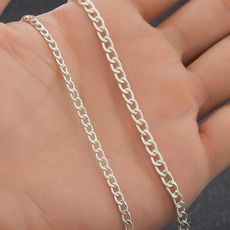 Silberne Halskette auf Hand, Kettenglied-Design, Schmuck für Damen und Herren.