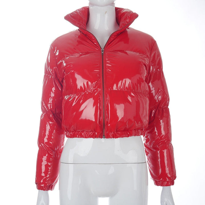 Rote glänzende Damen Steppjacke, kurz, mit Reißverschluss, modisch, Winterbekleidung.