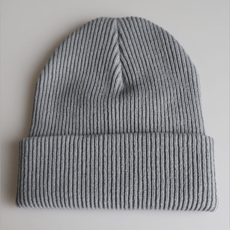 Graue Strickmütze aus Wolle, geripptes Design, Unisex-Wintermode, warme Kopfbedeckung.