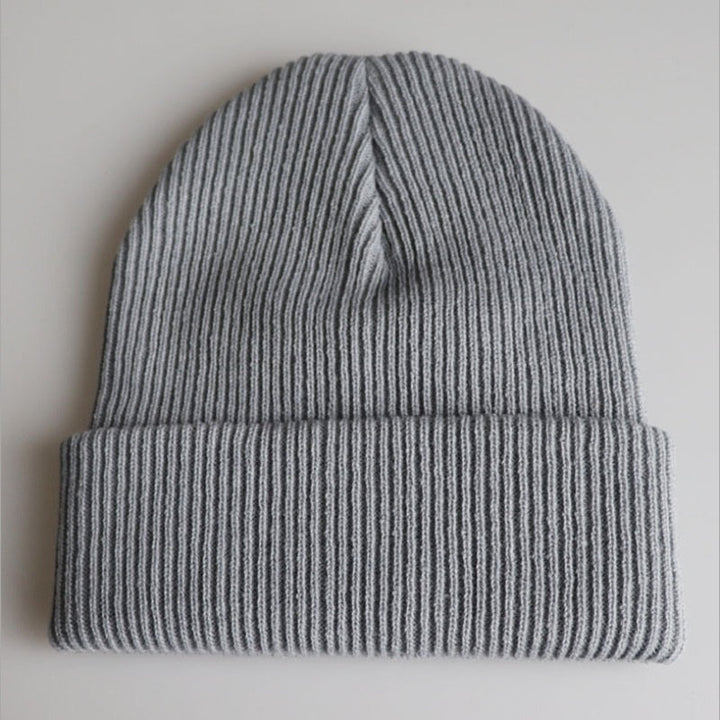 Graue Strickmütze aus Wolle, geripptes Design, Unisex-Wintermode, warme Kopfbedeckung.