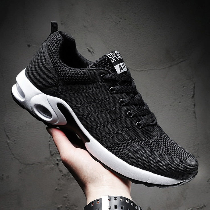 Schwarzer Sportschuh, atmungsaktiv, mit weißer Sohle, ideal für Laufen und Fitness.