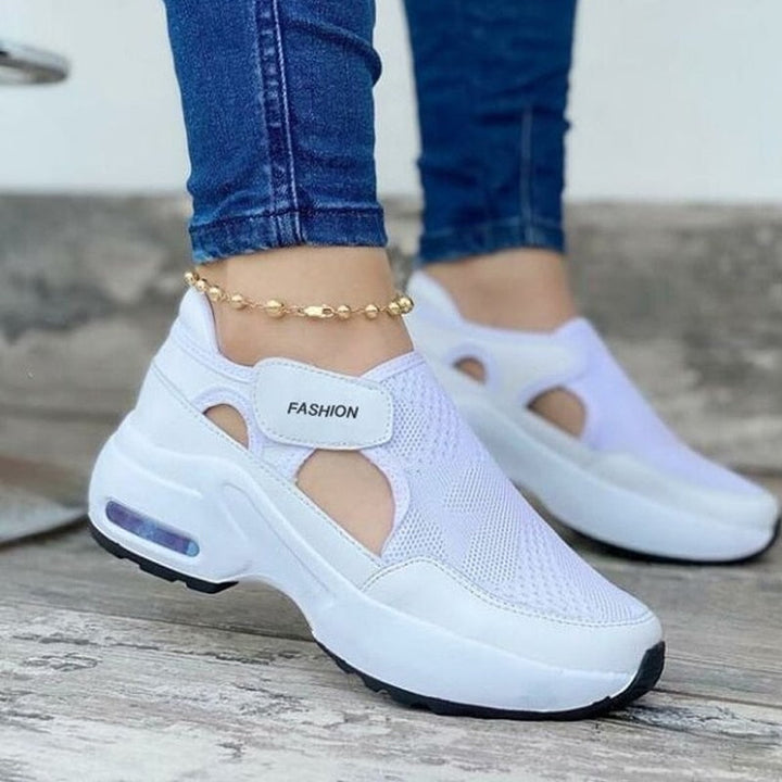 Weiße Damen-Sneaker mit Plateau, atmungsaktiv, modisch, ideal für Freizeit und Sport.
