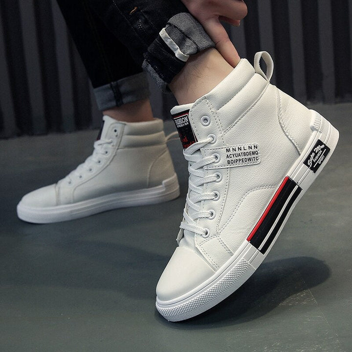 Weiße High-Top-Sneaker aus Leder, modisch, lässig, unisex, mit schwarzem und rotem Detail.