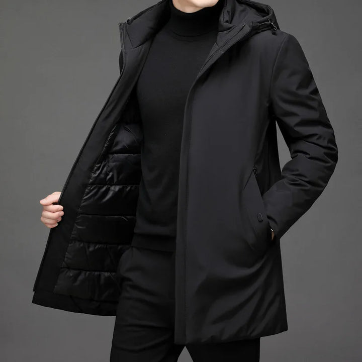 Mann in schwarzem Wintermantel mit Kapuze, elegant, warm, modisch, Herrenbekleidung.