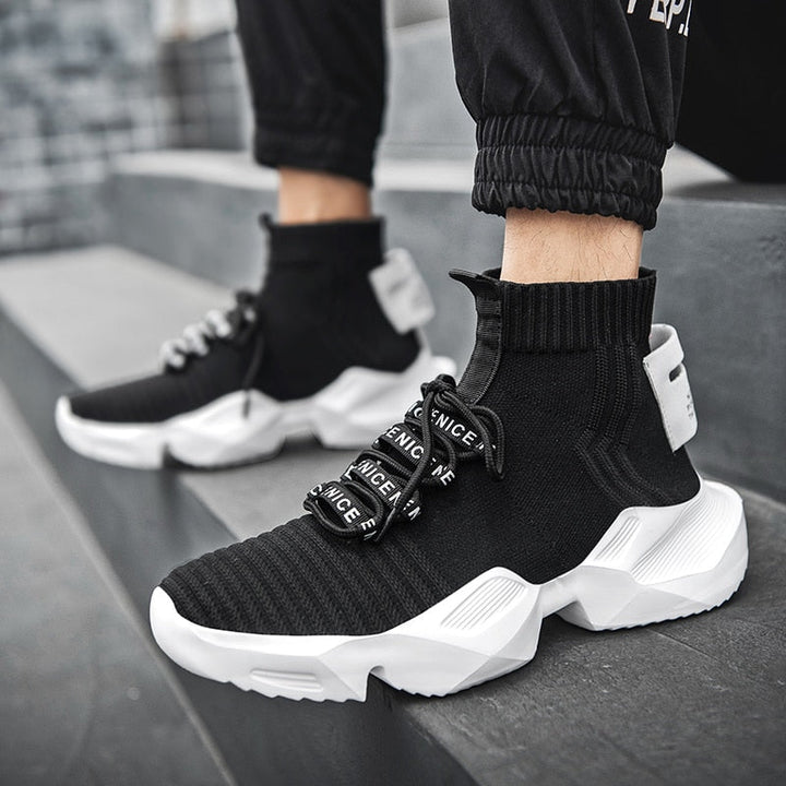 Schwarze Sneaker mit weißer Sohle, atmungsaktives Material, modisches Design, Herrenmode.