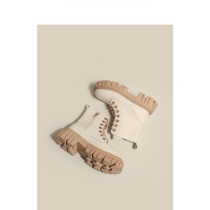 Beige Damenstiefel mit dicker Sohle, Schnürung und Reißverschluss, modisch und robust.
