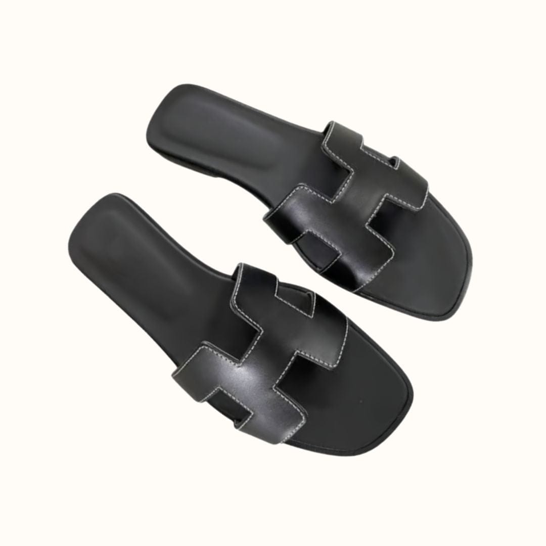Schwarze Ledersandalen mit breiten Riemen, modische Sommerschuhe für Damen.