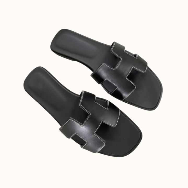 Schwarze Ledersandalen mit breiten Riemen, modische Sommerschuhe für Damen.