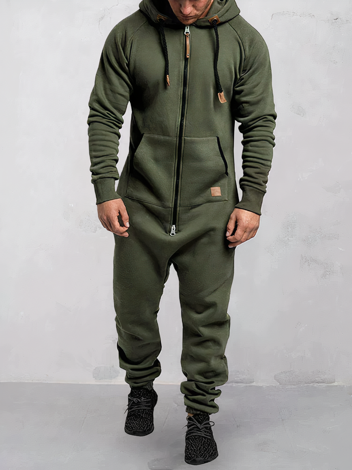 Mann in olivgrünem Hoodie-Overall, Reißverschluss, Kapuze, Freizeitmode, bequeme Kleidung.