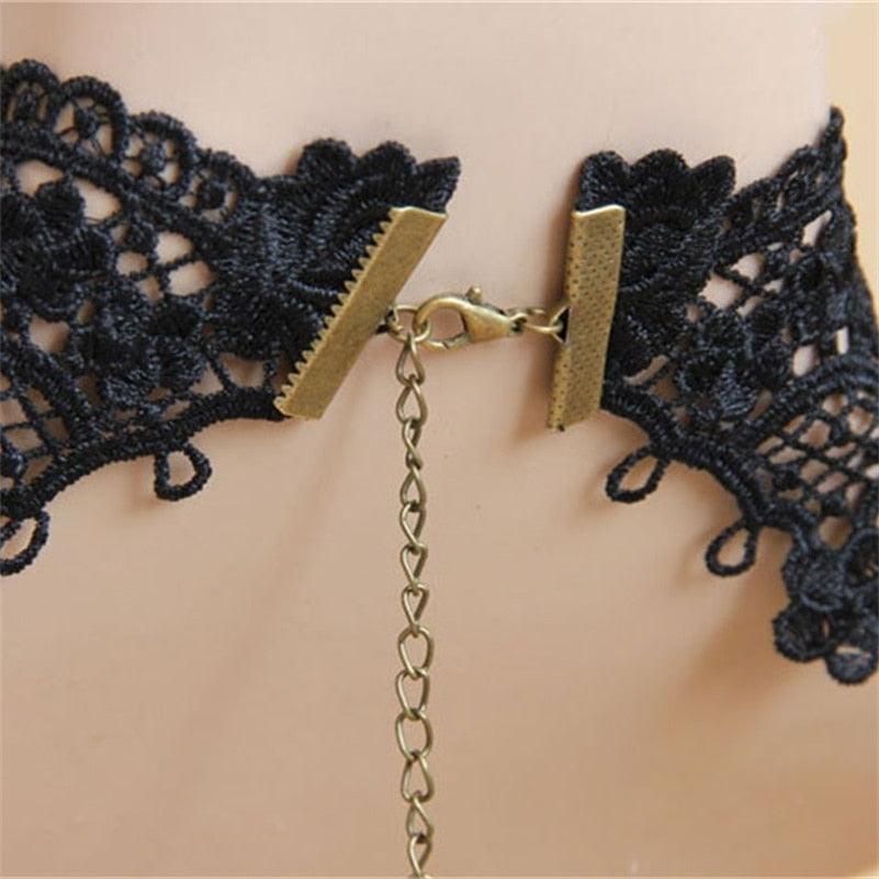 Schwarzes Spitzenhalsband mit Kettenverschluss, elegantes Schmuckaccessoire für Damen.
