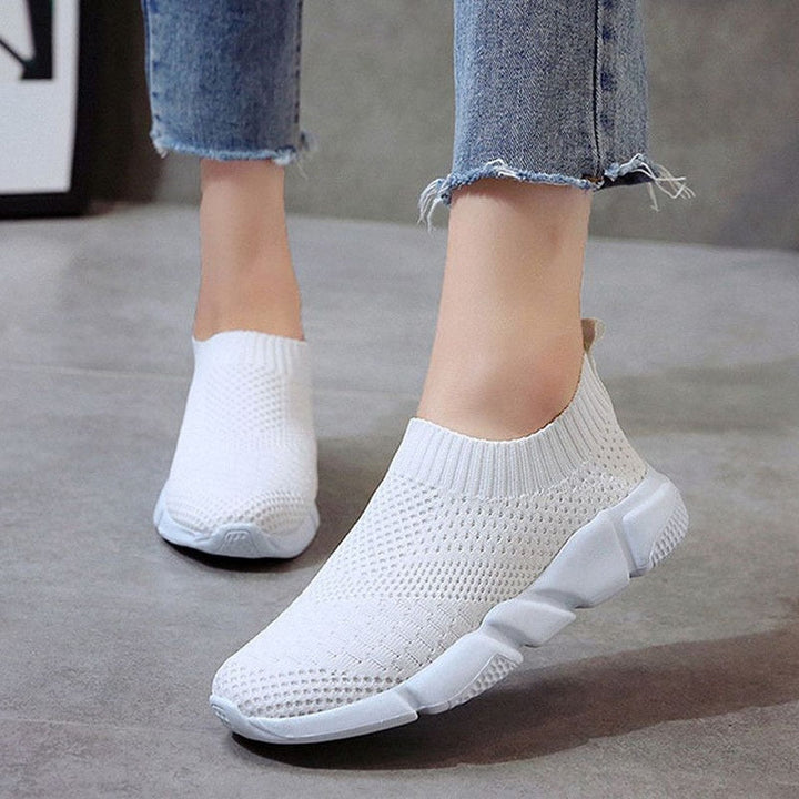Weiße Damen-Sneaker aus Strickstoff, atmungsaktiv, rutschfeste Sohle, modisch, bequem.