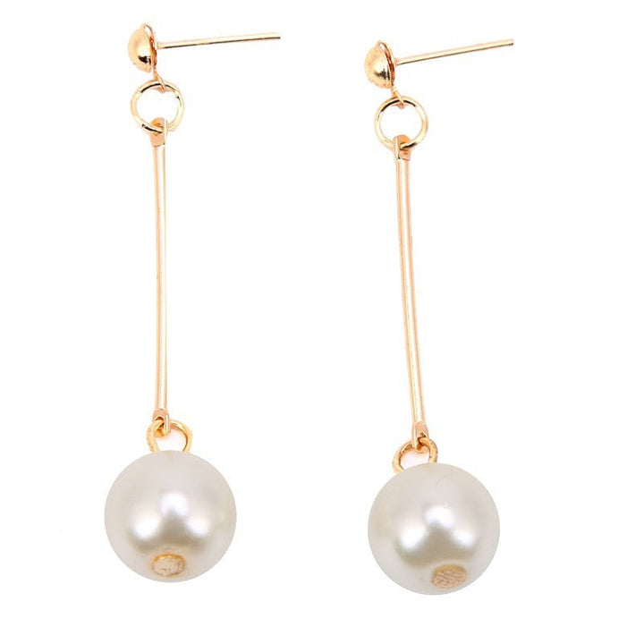 Goldene Ohrringe mit langen Stäben und weißen Perlen, eleganter Schmuck für Damen.