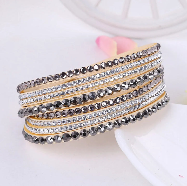 Mehrreihiges Armband mit schwarzen und silbernen Kristallen, modisches Schmuckaccessoire.