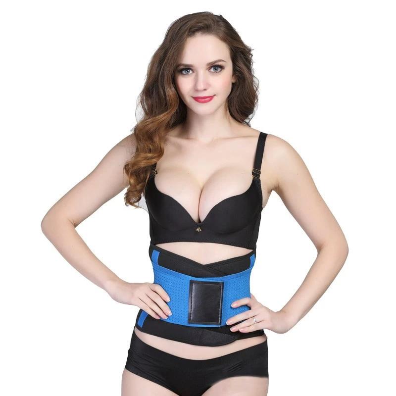 Frau mit blauem Taillentrainer, Fitnessgürtel, Abnehmen, Sportbekleidung, Bauchweg, Training.