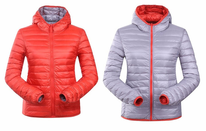 Zwei Damen-Daunenjacken, rot und grau, mit Kapuze, leicht und warm.