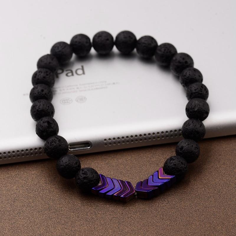 Schwarzes Lavastein-Armband mit violetten Chevron-Perlen, modisches Accessoire für Herren.