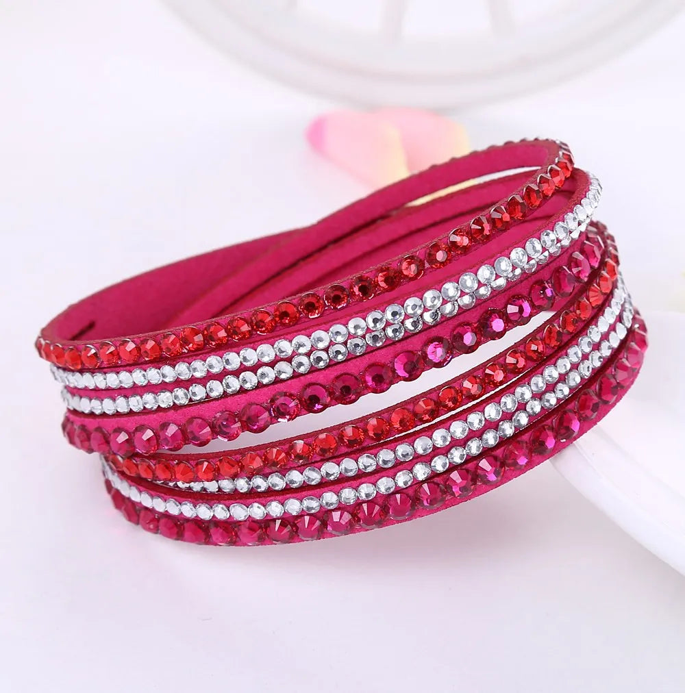 Rotes Armband mit Strasssteinen, modisches Schmuckaccessoire, elegantes Design.