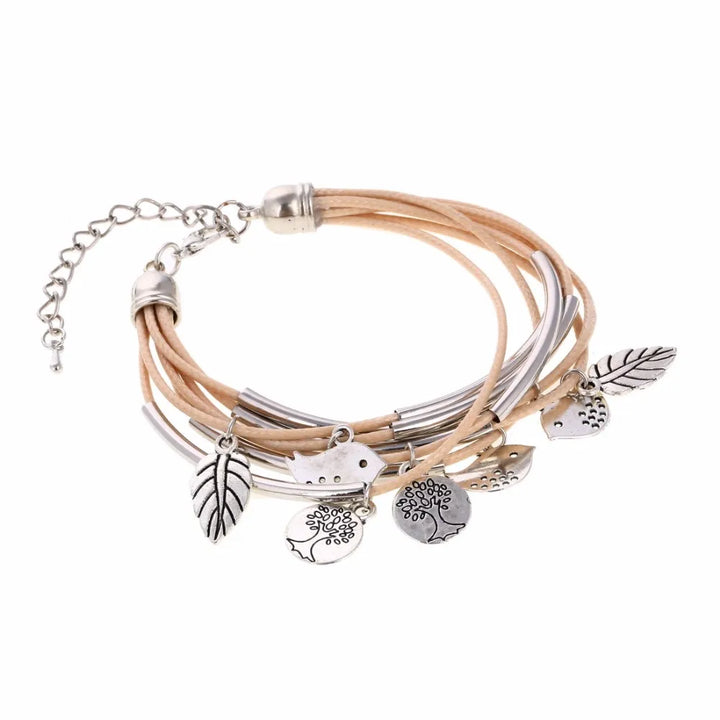 Beiges Lederarmband mit silbernen Anhängern, Blatt- und Tierdesign, Damenmode-Schmuck.
