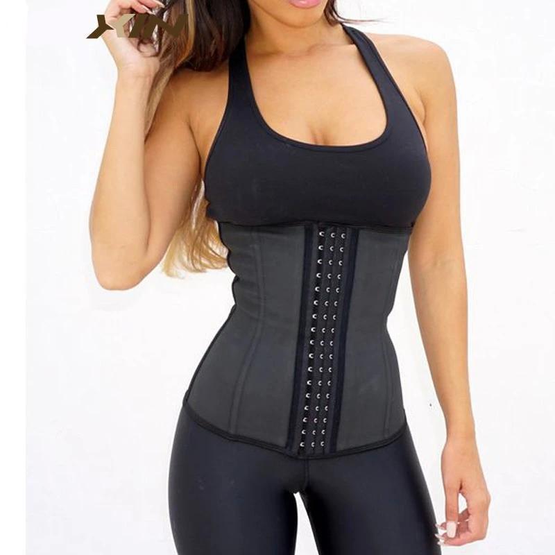 Frau in schwarzem Sport-BH und Taillentrainer, Fitnessmode, Körperformung, Sportbekleidung.