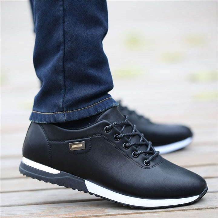 Schwarze Herren-Sneaker aus Leder, sportlich, bequem, mit weißer Sohle, modisch.