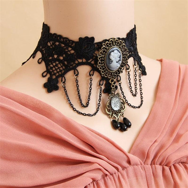 Schwarzes Spitzenhalsband mit Kamee-Anhänger und Ketten, viktorianischer Stil, Damenmode.