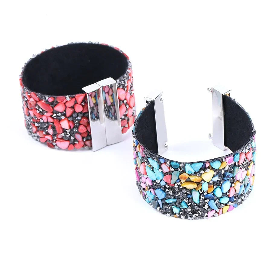 Bunte Armbänder mit Mosaiksteinen, breites Design, modisches Accessoire, Damen-Schmuck.