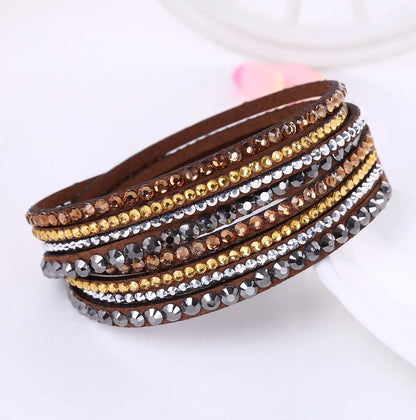 Braunes Lederarmband mit Kristallen, mehrreihig, modisch, Damen-Schmuck, elegant, funkelnd.
