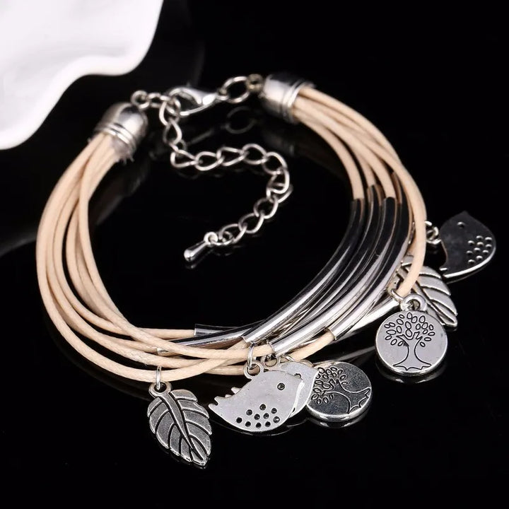 Mehrlagiges Armband mit silbernen Anhängern, Lederbänder, Baum- und Blattdesign, Damenmode.
