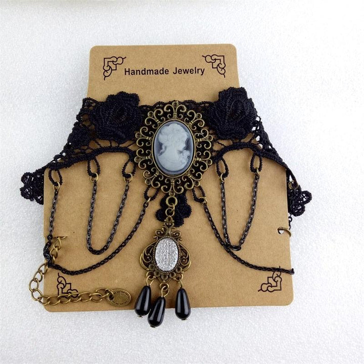 Schwarzes Spitzenarmband mit Kamee-Anhänger, handgefertigter Schmuck, Vintage-Stil.