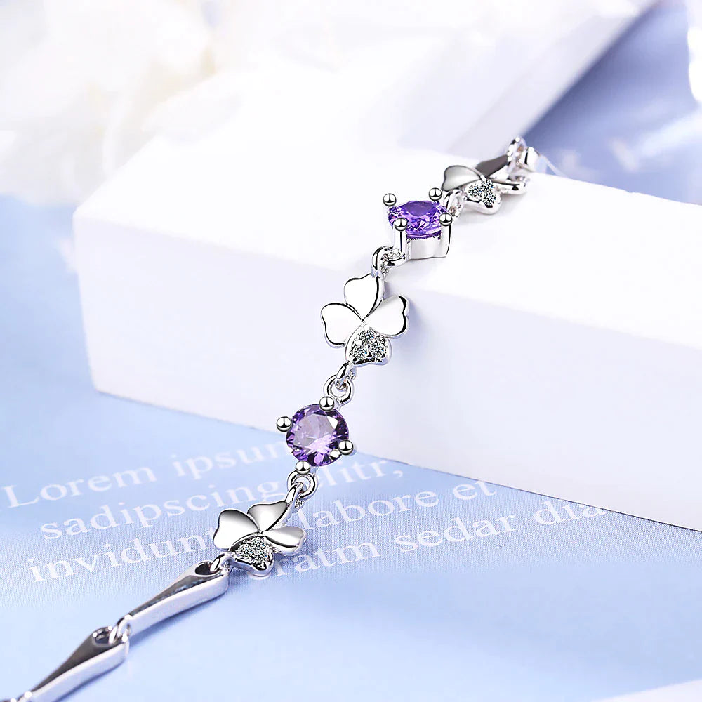Silberarmband mit lila Kristallen und Schmetterlingsdesign, eleganter Schmuck für Damen.