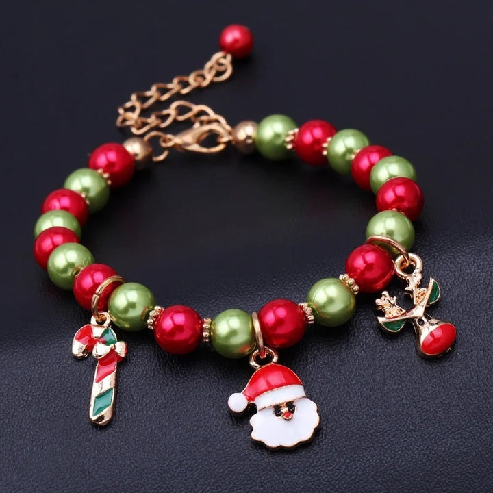 Weihnachtsarmband mit roten und grünen Perlen, Santa- und Engel-Anhänger, festlicher Schmuck.