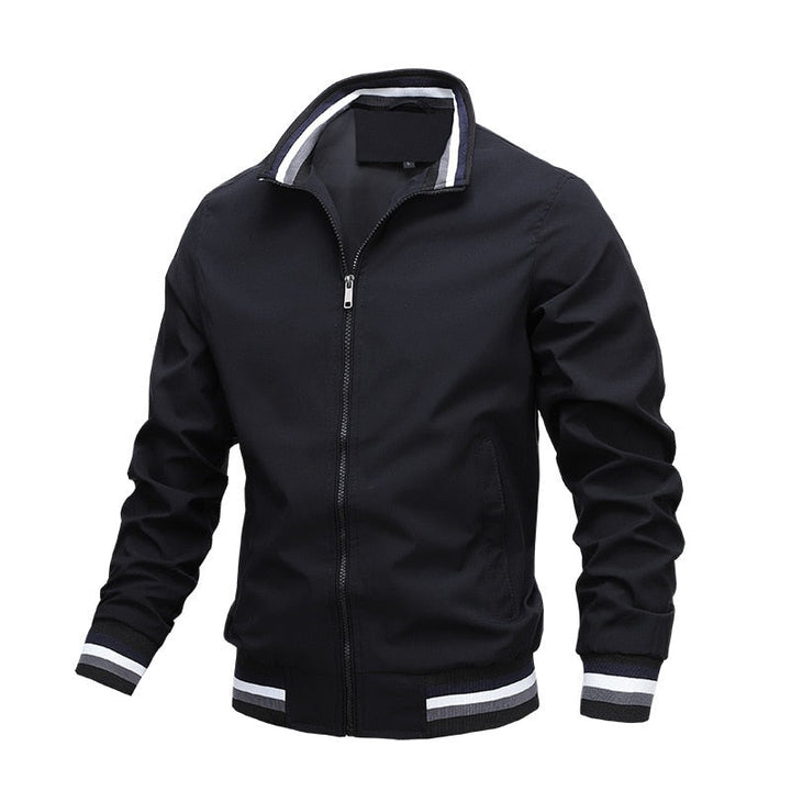 Schwarze Herren-Bomberjacke, Reißverschluss, gestreifte Bündchen, modisch, lässig.