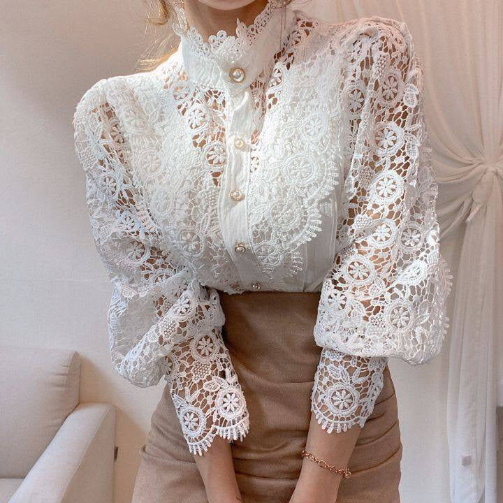 Weiße Spitzenbluse Damen, Vintage-Stil, Puffärmel, elegante Mode, Knopfleiste.