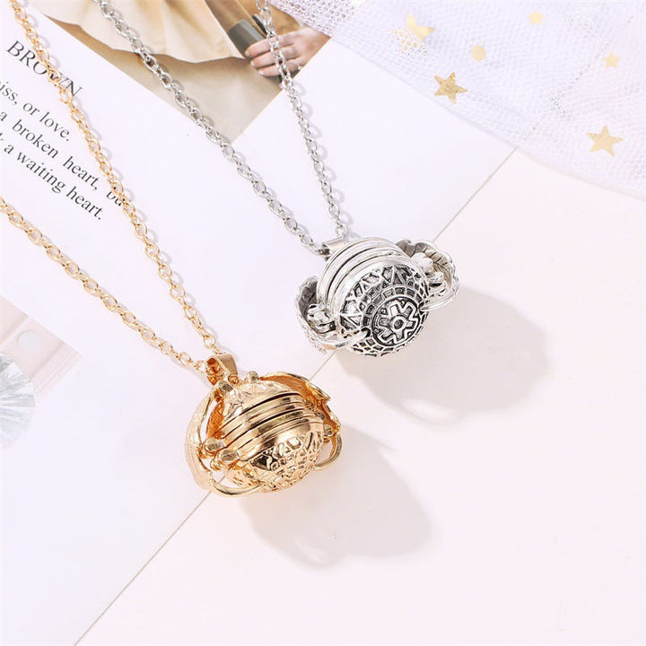 Zwei Halsketten mit gold- und silberfarbenem Anhänger, astrologisches Design, Damenmode.