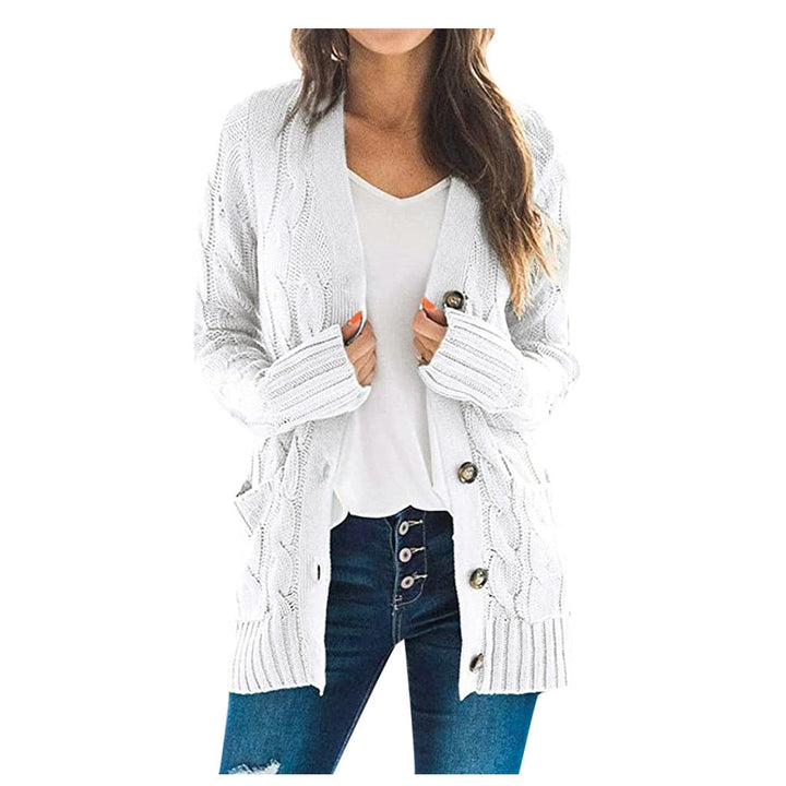 Frau in weißem Strick-Cardigan mit Knöpfen, lässig, modisch, Herbstmode, Damenbekleidung.