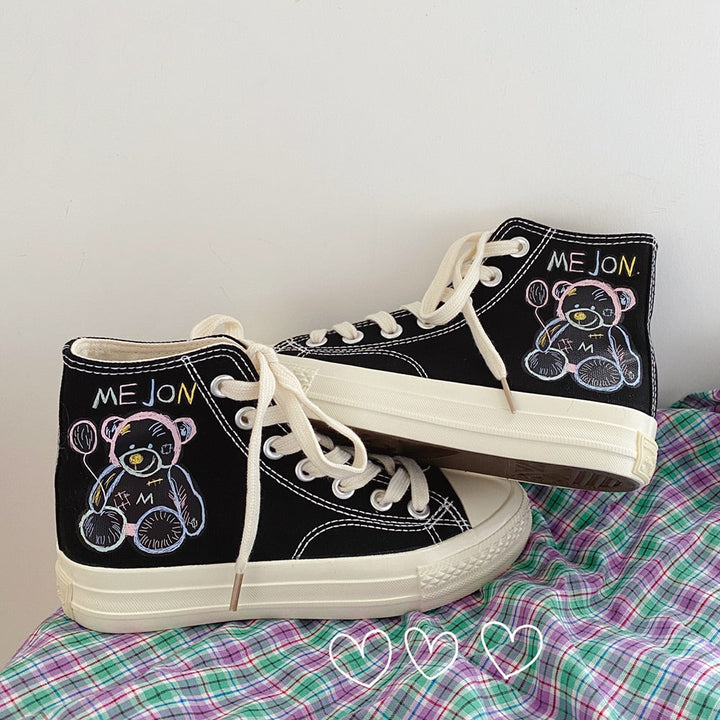 Schwarze High-Top-Sneaker mit Bärenmotiv, weiße Schnürsenkel, lässige Mode, Unisex-Design.