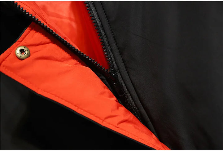 Schwarze Jacke mit rotem Innenfutter, Reißverschluss, Outdoor-Bekleidung, winddicht, warm.