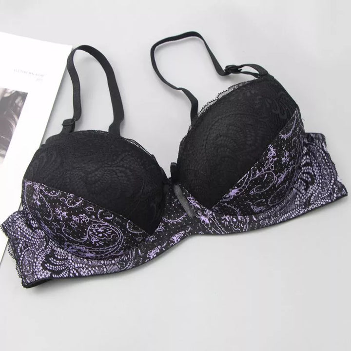 Schwarzer Spitzen-BH mit lila Muster, verstellbaren Trägern, elegantes Dessous-Design.
